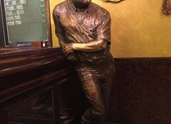 Pampeluna, ERNEST HEMINGWAY – pisarz amerykański, laureat Literackiej Nagrody Nobla, miłośnik corridy; rzeźba stoi w barze odwiedzanym przez pisarza. Fot. Bazley Ranch, CC Licence, www.flickr. com