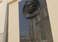 Tablica poświęcona Stanisławowi Wyspiańskiemu na kamienicy stojącej na miejscu kamienicy dziś nieistniejącej, w której S.W. miał pracownię; tuż przy Kościele Mariackim