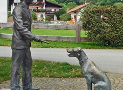 Gmund, THOMAS MANN – jeden z największych XX-wiecznych prozaików, laureat Literackiej Nagrody Nobla, został uwieczniony w rzeźbie nazwanej „Człowiek i jego pies”. Fot. via Wikimedia Commons