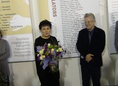 Od prawej: Andrzej Tyws (dyrektor DBP), Jacek Czarnik (kurator wystawy), Olga Tokarczuk, Małgorzata Laszczak (autorka opracowania graficznego ekspozycji). Fot. Rafał Werszler