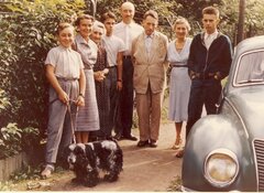 Ostatnie spotkanie z rodziną, Wrocław, ul. Kołłątaja (obecnie Mikulskiego) 14, sierpień 1958 r. Stoją (od lewej): Jerzy (bratanek), Maria (żona Jana), p. Skrzędziewska  (matka żony Tadeusza), Andrzej (bratanek) Jan (brat), Tadeusz, p. Gajewska (siostra żony), Piotr Gajewski (siostrzeniec żony)