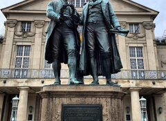 Weimar, pomnik dwóch wielkich dramaturgów JOHANNA WOLFGANGA GOETHEGO I FRYDERYKA SCHILLERA stoi przed siedzibą Teatru narodowego w Weimarze. Fot. FalkoMD, CC Licence, www.flickr.com