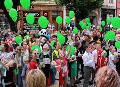 Uczestnicy imprezy jednocześnie wypuszczają swoje baloniki, by uczcić bieg