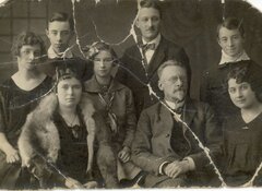 Rodzina Mikulskich ok. 1925. Stoją (od lewej): Jan (brat), Czesław (brat przyrodni), Tadeusz (chory na świnkę). Siedzą (od lewej): Irena (siostra przyrodnia), Emilia (matka), Anna (siostra), Stefan (ojciec), Wanda (siostra przyrodnia) 