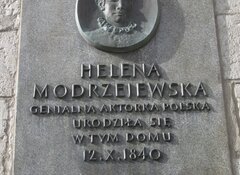 Tablica Heleny Modrzejewskiej została umieszczona na ścianie domu, w którym aktorka się urodziła – róg ul Grodzkiej i pl. Dominikańskiego 