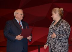 Tadeusz Samborski wręcza Nagrodę Marszałka Województwa Dolnośląskiego Lidii Widelskiej