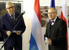Dyrektor Dolnośląskiej Biblioteki Publicznej wita zgromadzonych gości. Z prawej strony Conrad Bruch, ambasador Luksemburga w Polsce