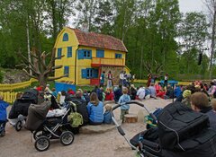 Przed domem Pippi w Parku Astrid Lidgren w Vimmerby. Fot. Allie_Caulfield, (CC BY 2.0), www.flickr.com