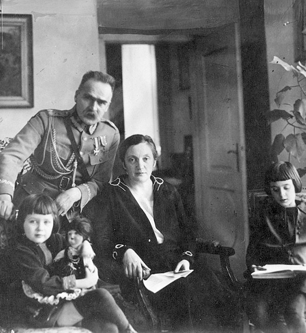 Aleksandra i Józef Piłsudscy z córkami: Wandą i Jadwigą, źródło: Wikipedia
